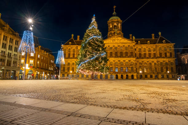 weihnachten auf dem dam-platz in amsterdam bei nacht in den niederlanden - dam stock-fotos und bilder