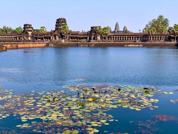 blick über den graben nach westen gerichtete galerien des angkor wat tempels in kambodscha - angkor wat prehistoric art apsara angkor stock-fotos und bilder