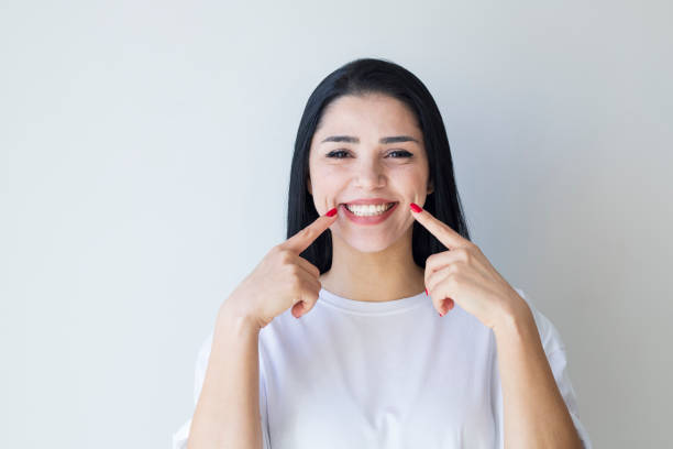 belle jeune femme avec le sourire parfait - dentist office dentists chair dentist dental hygiene photos et images de collection