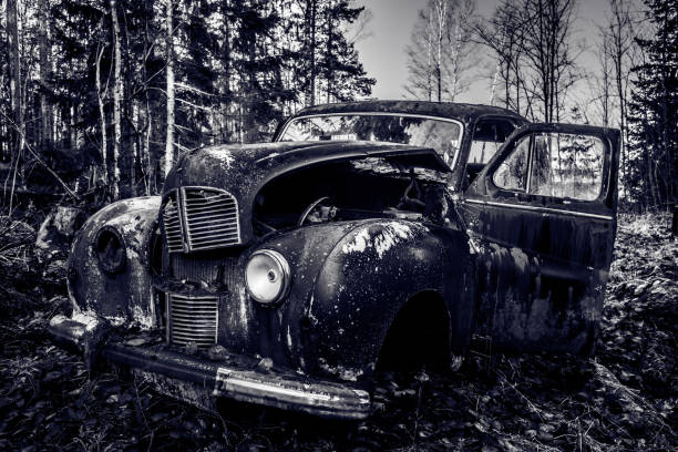 스웨덴의 숲에 서 있는 오래된 버려진 영어 자동차 - window obsolete old black and white 뉴스 사진 이미지