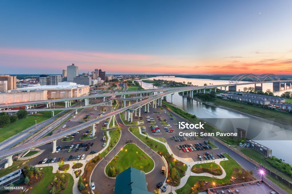 Memphis, Tennessee, USA aerial skyline view with downtown and Mud Island Memphis, Tennessee, USA aerial skyline view with downtown and Mud Island at dusk. Memphis - Tennessee Stock Photo