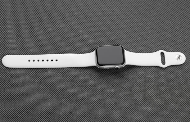 apple watch serie 5 silber aluminium fall mit sport band weiße farbe. neue smart uhren von apple auf grauem hintergrund. - clock face clock number 6 time stock-fotos und bilder