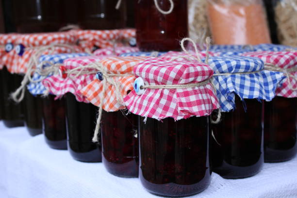 domowe dżemy na lokalnym rynku w cumalikizik village, płótno gingham związane na słoikach - lavender orange fruit table zdjęcia i obrazy z banku zdjęć