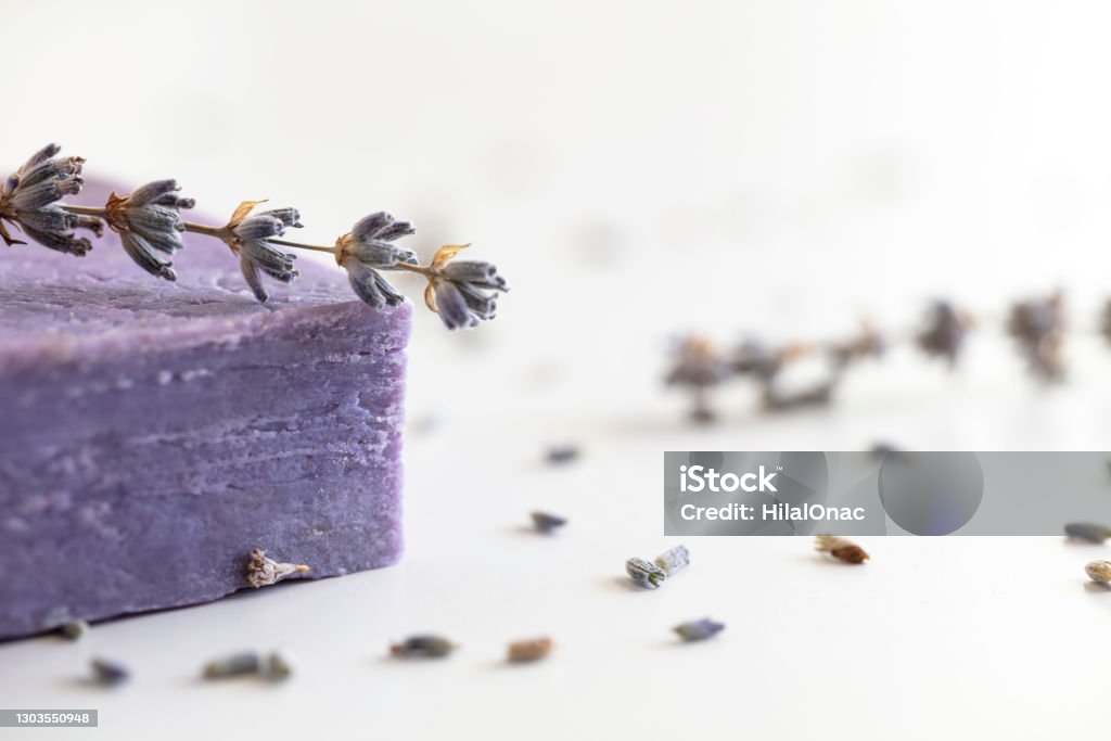 Barra De Jabón De Lavanda Casera Con Flores Secas De Lavanda Foto de stock y más banco de imágenes de Aromaterapia - iStock Barra De Jabón De Lavanda Casera Con Flores Secas De Lavanda Foto de stock y más banco de imágenes de Aromaterapia - iStock