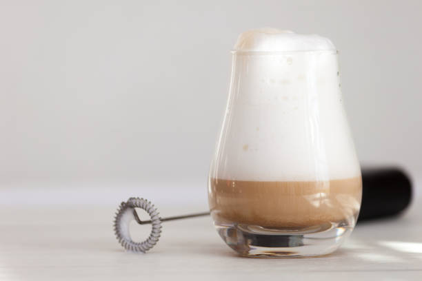 fabricant de mousse de lait. mini mélangeur, mousses pour café, latte - foamed milk photos et images de collection