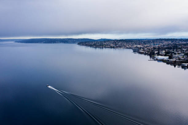 łódź na jeziorze waszyngton patrząc w kierunku kirkland washington - lake washington zdjęcia i obrazy z banku zdjęć