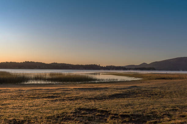 amanecer en alumine lake, villa pehuenia, argentina - neuquén fotografías e imágenes de stock