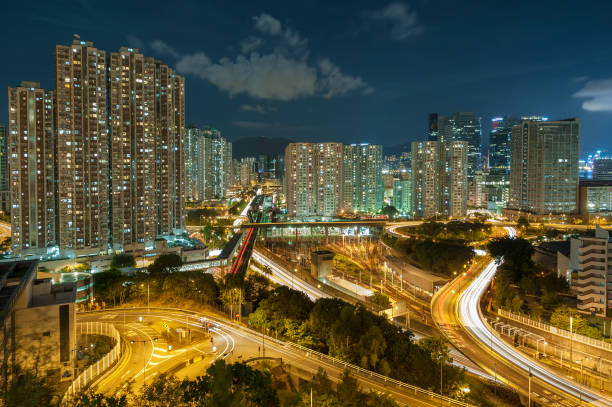 budynki mieszkalne i autostrady w hong kongu w nocy - lee street station zdjęcia i obrazy z banku zdjęć