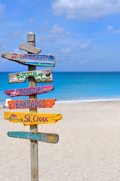 segnale spiaggia colorato nei caraibi - sign beach wood beach sign foto e immagini stock