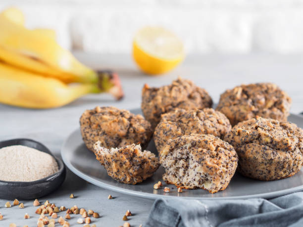 muffins de banana com farinha de trigo e sementes de papoula - muffin freedom breakfast photography - fotografias e filmes do acervo