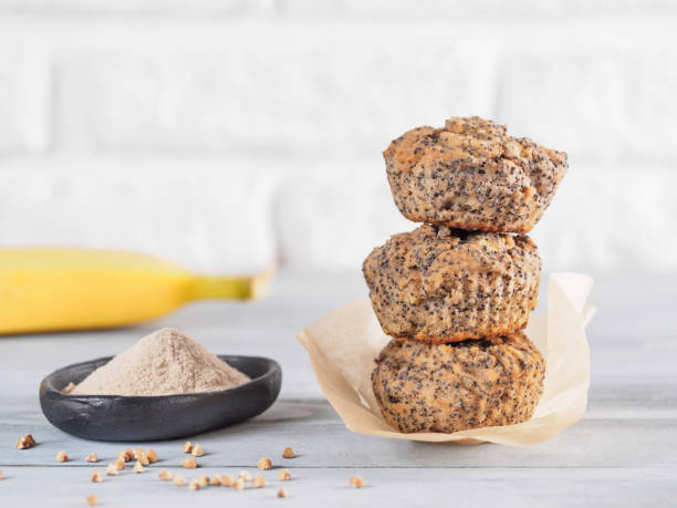 muffin alla banana con farina di grano saraceno e semi di papavero - muffin freedom breakfast photography foto e immagini stock