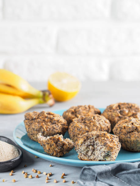 muffin alla banana con farina di grano saraceno e semi di papavero - muffin freedom breakfast photography foto e immagini stock