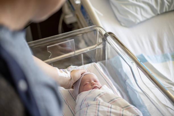 生まれ変わった赤ちゃん - maternity clinic ストックフォトと画像