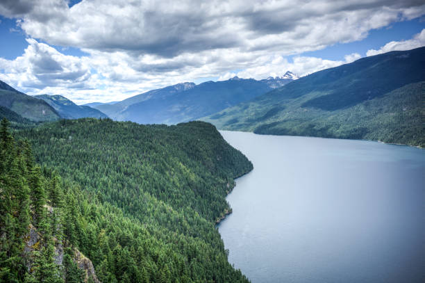 vista del lago slocan, bc, canadá, con vistas al parque provincial valhalla - valhalla provincial park fotografías e imágenes de stock