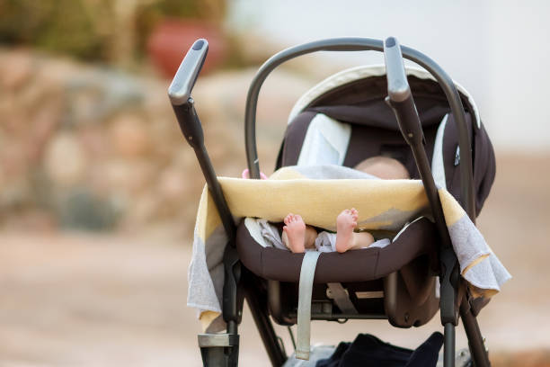 neugeborenes baby in seinem kinderwagen. nahaufnahme porträt von neugeborenen. baby-waren-verpackungsvorlage. kindergarten. medizinisches und gesundes konzept. - sportkinderwagen stock-fotos und bilder