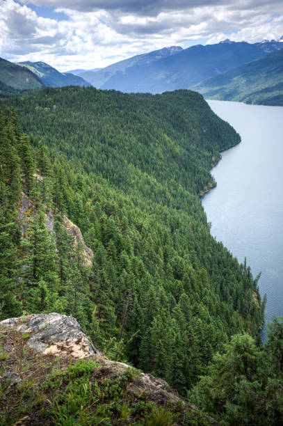 vista del lago slocan, bc, canadá, con vistas al parque provincial valhalla - valhalla provincial park fotografías e imágenes de stock