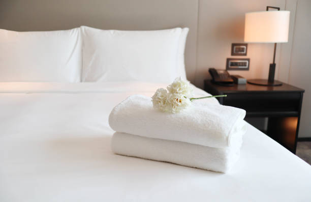 clean white bath towels on the neatly clean bedroom - coziness and clean concept - estalagem imagens e fotografias de stock