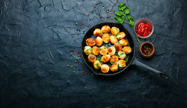Homemade meat dumplings or pelmeni Fried dumplings stuffed with beef meat.Tasty roasted pelmeni on iron cast pan russian pelmeni stock pictures, royalty-free photos & images