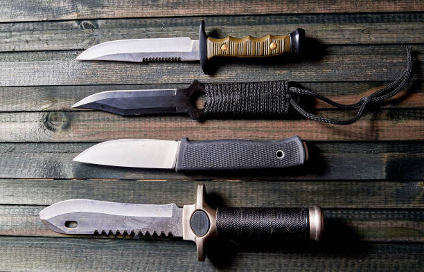 暗い木製の背景にナイフのセット - knife edge ストックフォトと画像