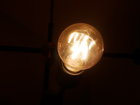 Las lámparas modernas parpadean en un interior de estilo loft. Hermosa idea de diseño. photo