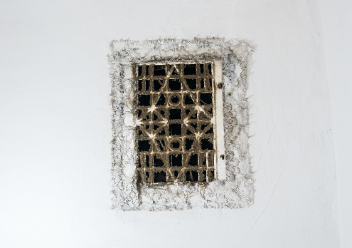 Rejilla de ventilación engrasada, vieja y sucia y sistema de purificación de aire en la casa. De cerca. photo