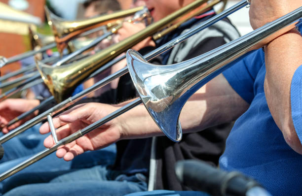 빅 밴드 야외 콘서트 중 슬라이드 트롬본 그룹의 클로즈업 - 선택적 초점 - trombone 뉴스 사진 이미지