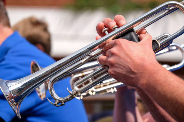 plan rapproché d’une trompette étant joué pendant un concert d’un big band à l’extérieur - foyer sélectif - performance big band trombone trumpet photos et images de collection
