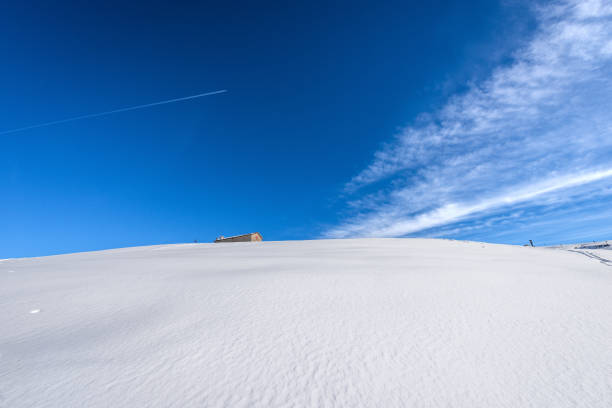 雪と冬のレッシニア高原の古い農家 - ヴェネトイタリア - snow horizon winter shed ストックフォトと画像