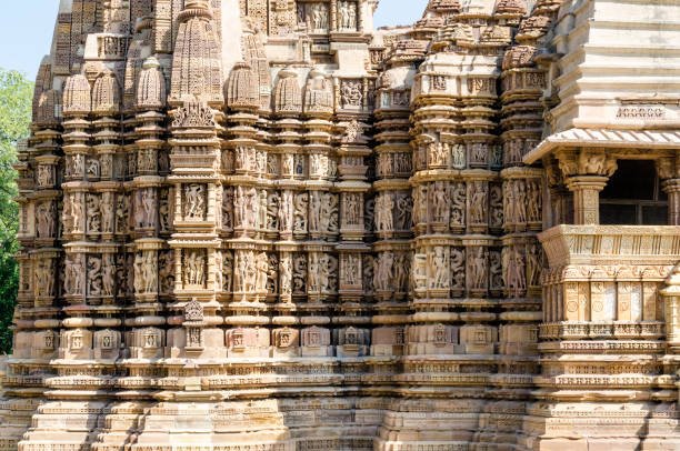 intrincadas esculturas en templos hindúes de khajuraho, india - khajuraho india indian culture temple fotografías e imágenes de stock