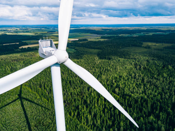 vista aérea de moinhos de vento em floresta verde de verão na finlândia de perto. - blade white blue transportation - fotografias e filmes do acervo