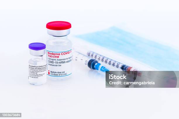 Вакцина Ковид19 — стоковые фотографии и другие картинки Moderna Inc - Moderna Inc, Pfizer, BioNTech