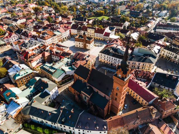 panoramiczny widok z lotu ptaka na tarnowskie miasto i kościół katedralny w polsce. widok z lotu ptaka na drona - lesser poland zdjęcia i obrazy z banku zdjęć