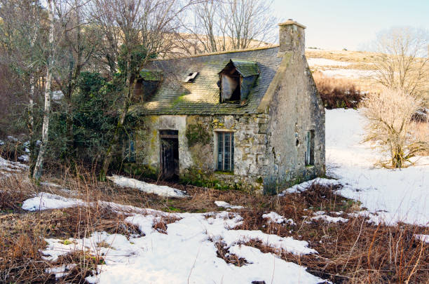 cottage abbandonato nelle highlands scozzesi - old stone house foto e immagini stock