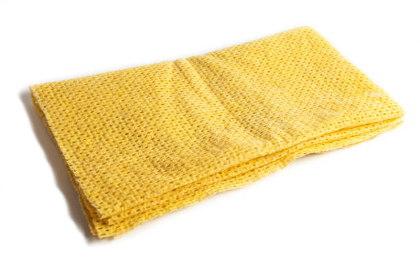 黄色のキッチンセルロースナプキンクローズアップ。 - domestic kitchen towel dish cloth rag ストックフォトと画像