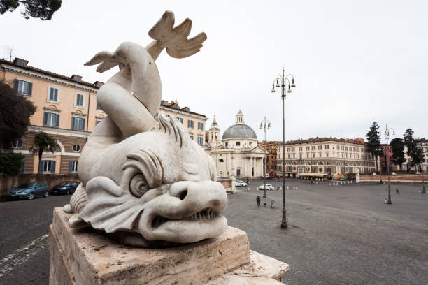 uma vista da escultura de peixes antigos na fonte fontana del nettuno na piazza del popolo (praça do povo), roma - piazza del nettuno - fotografias e filmes do acervo