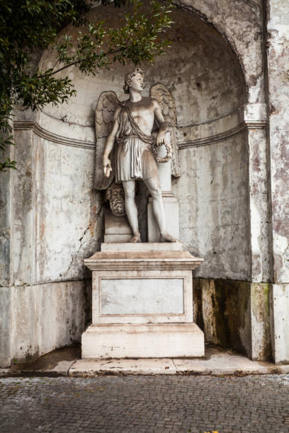 uma foto sobre escultura antiga perto da piazza del popolo (praça do povo), roma - piazza del nettuno - fotografias e filmes do acervo