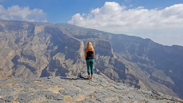 viajera femenina en las montañas de omán, disfrutando de la vista - alenka fotografías e imágenes de stock