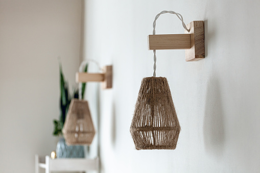 Dos lámparas de luz de cuerda jute con soporte de pared de madera photo