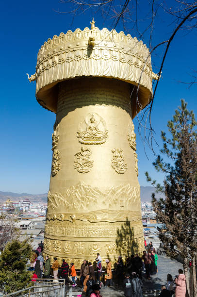 grande roue de prière dorée dans le parc de guishan, shangri la - prayer wheel photos et images de collection