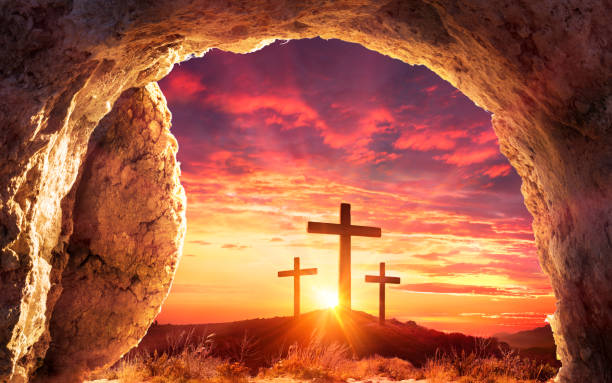 auferstehungskonzept - leeres grab mit drei kreuzen auf dem hügel bei sonnenaufgang - stone cross stock-fotos und bilder