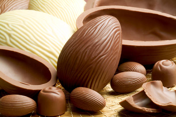 vacaciones de pascua. - huevo de pascua de chocolate fotografías e imágenes de stock