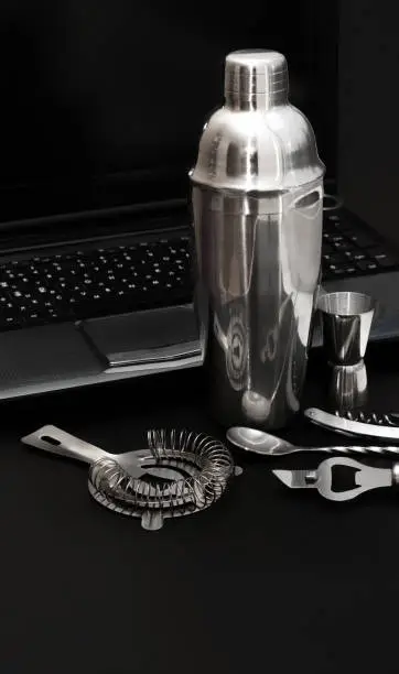 Online Bartender course. Barman distance education. Mixing, Opening and Garnishing Tools. Equipment shaker, strainer, jigger and Bar spoon.