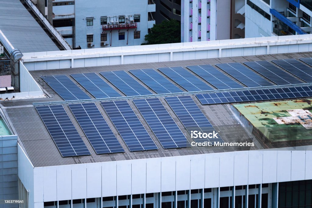 Reihe von Solarpanel erneuerbare und nachhaltige Energie auf dem Dach des Gebäudes in der Innenstadt - Lizenzfrei Sonnenkollektor Stock-Foto