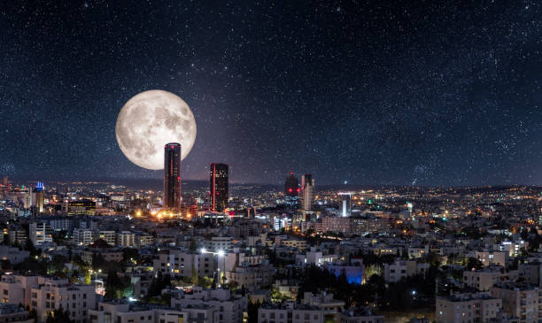 luna piena sopra gli edifici moderni nel nuovo centro della città di amman - amman foto e immagini stock