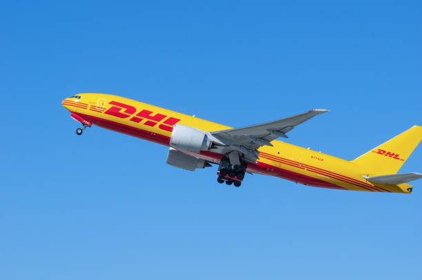 dhl ボーイング 767 エアボーン アット lax - dhl airplane freight transportation boeing ストックフォトと画像