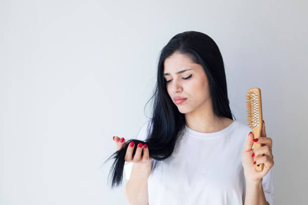 la donna ha i capelli danneggiati e rotti, i capelli persi, il concetto di problema secco. - untidy hair foto e immagini stock