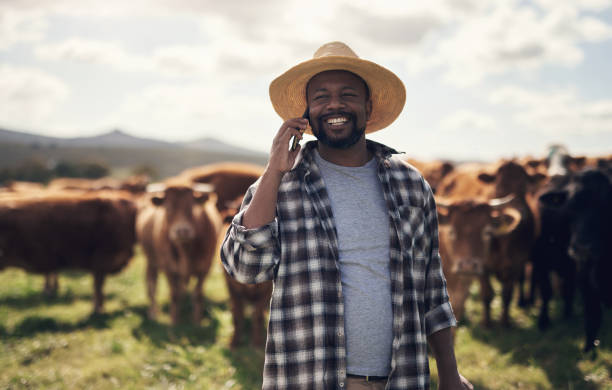 la forma más fácil de conectarse con una comunidad agrícola más amplia - africa farmer african descent agriculture fotografías e imágenes de stock