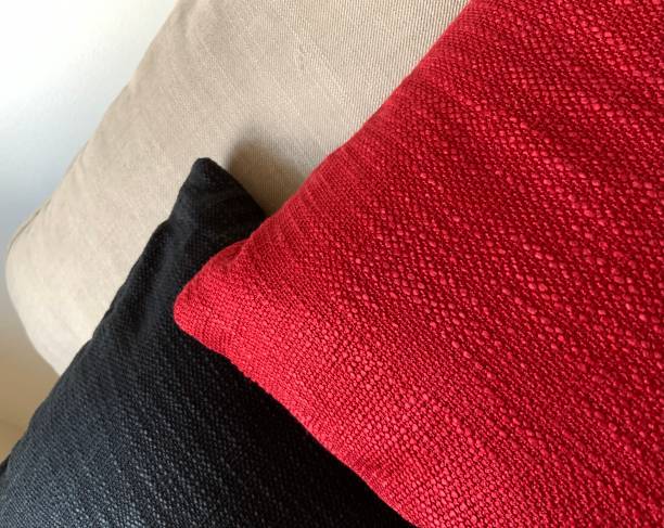 cuscini rossi e neri sul divano - 4812 foto e immagini stock