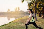 eine-junge-asiatische-frau-trainiert-vor-einem-fitnesstraining-im-park-bei-sonnenschein-am.jpg?b=1&s=170x170&k=20&c=2BHZMNS3wRiX-FhWccGdz1GNHZ0cz5ZocZaBLjidS20=