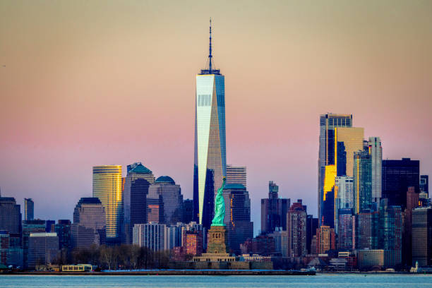 статуя свободы с манхэттеном на заднем плане - statue of liberty фотографии стоковые фото и изображения